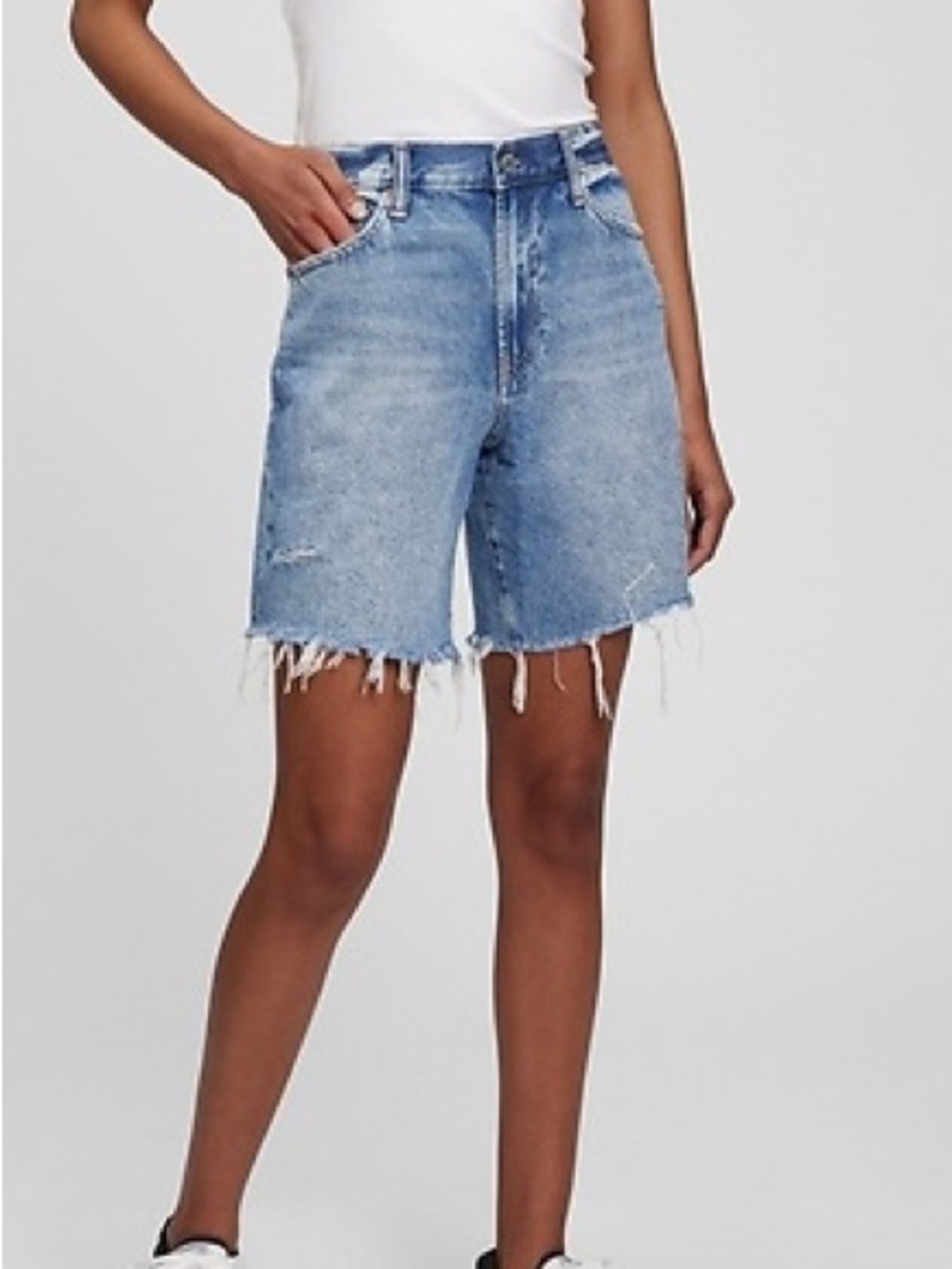 Gap Mid Rise Loose Bermuda Denim Shorts. Size 27/4 Petite Medium Wash